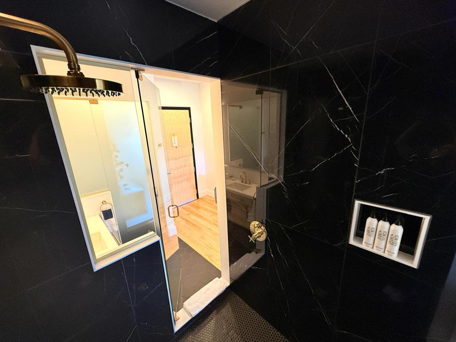 Cribs On Main Hotel Пиктън Екстериор снимка